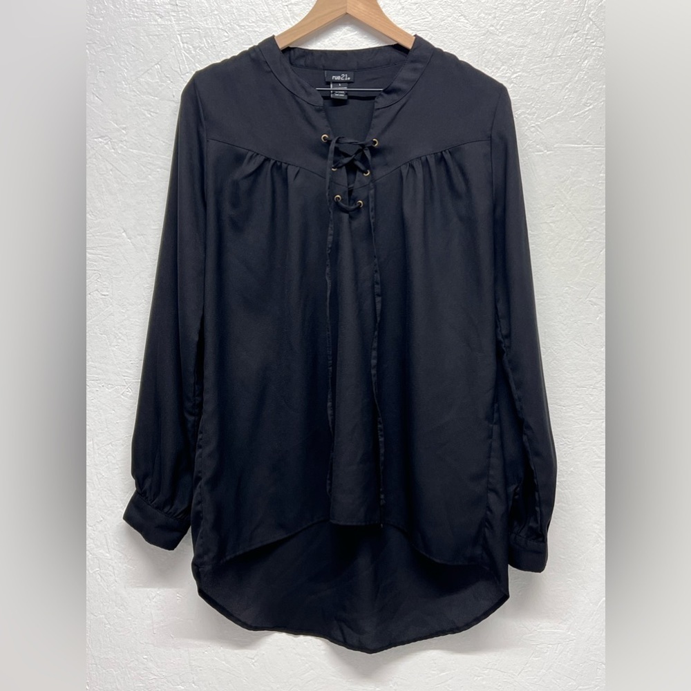 WOMEN’S Rue 21 Long Sleeve Lace Up Top - L